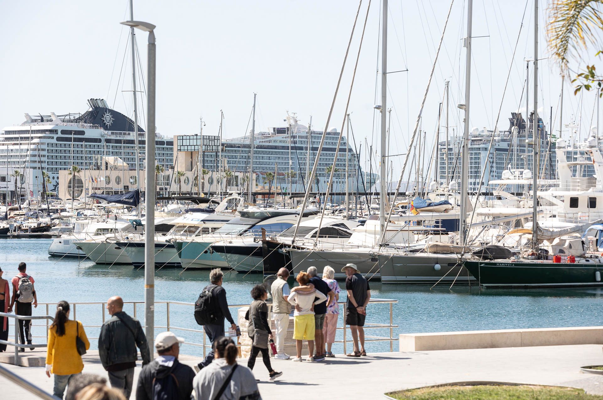 Alicante repleta de turistas con la llegada de dos cruceros