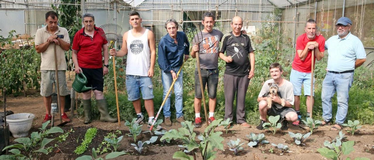 Usuarios de Verdear, entre ellos Juan (3d.), Jesús (2d.) y José (4i.), con Manolo Rodríguez (1d.).