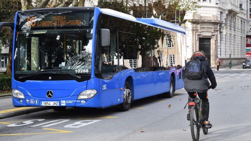 Un autobús y un ciclista, en Entrejardines. | // VÍCTOR ECHAVE