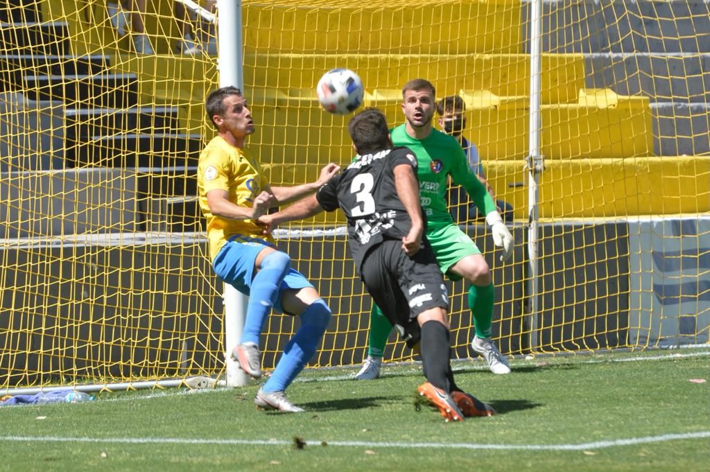 El Orihuela certifica su descenso tras perder frente al Olot (1-3)