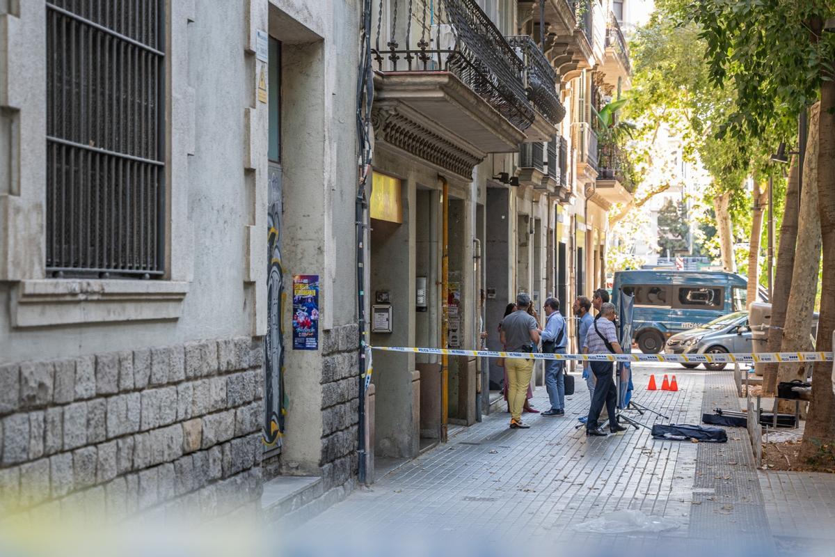 Investigan la muerte de un hombre en Consell de Cent