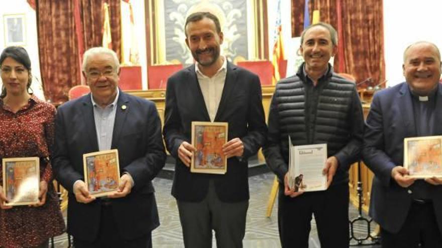 La edil de Fiestas, el presidente de los belenistas, el alcalde, el pregonero y el vicario, ayer en el Ayuntamiento de Elche durante la presentación.