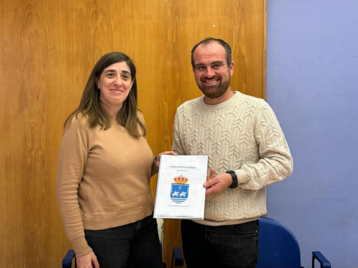 Iván Allende y la concejala Patricia Ferrero, ayer, con el proyecto de Presupuestos municipales para 2025. | A. P.