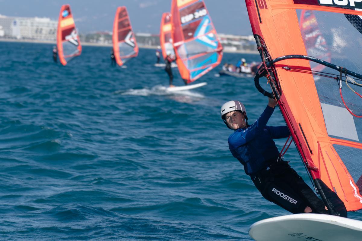 Uno de los participantes del Campeonato de Baleares de iQFOiL y Techno 293 disputado en el Arenal.