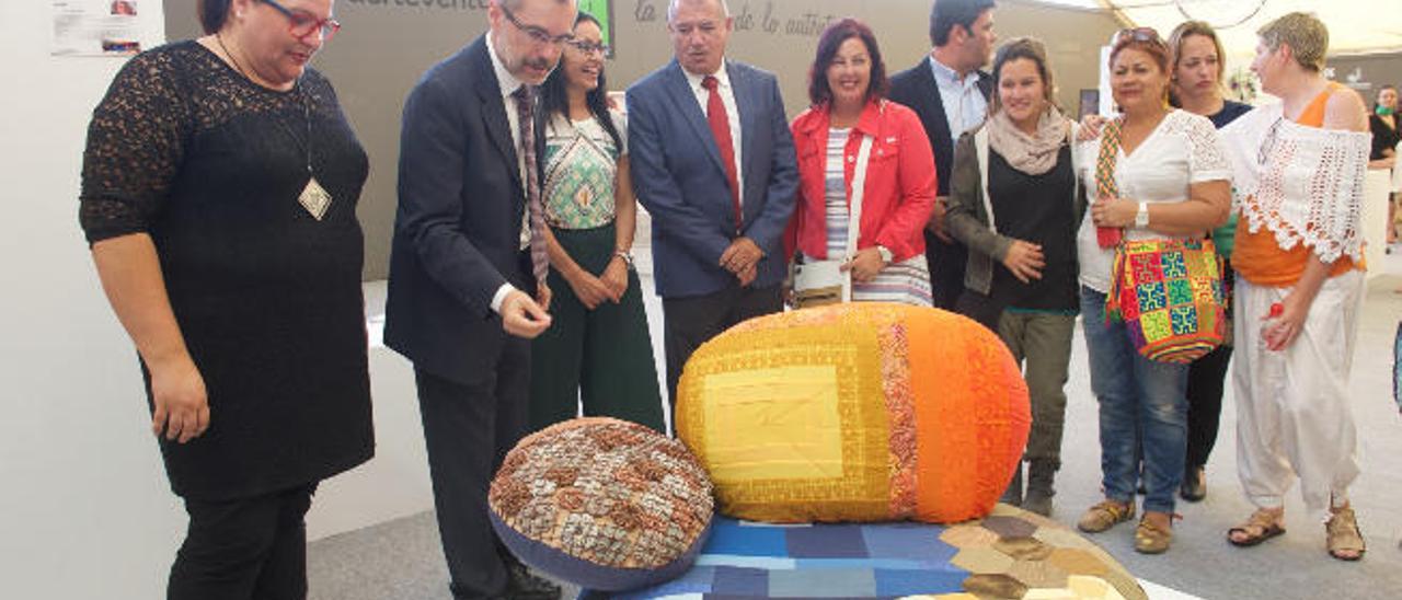 Umpiérrez, Marcial Morales y Juan José Cazorla, visitan un stand.