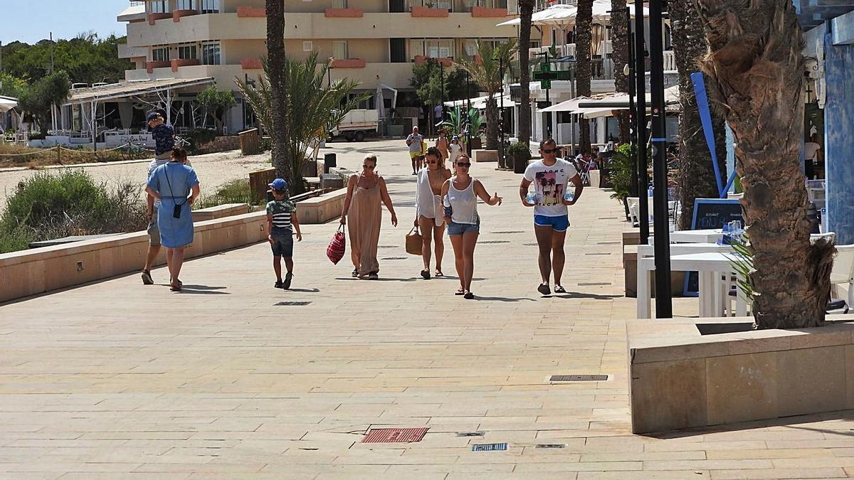 Turistas en el paseo marítimo de es Pujols, en Formentera.