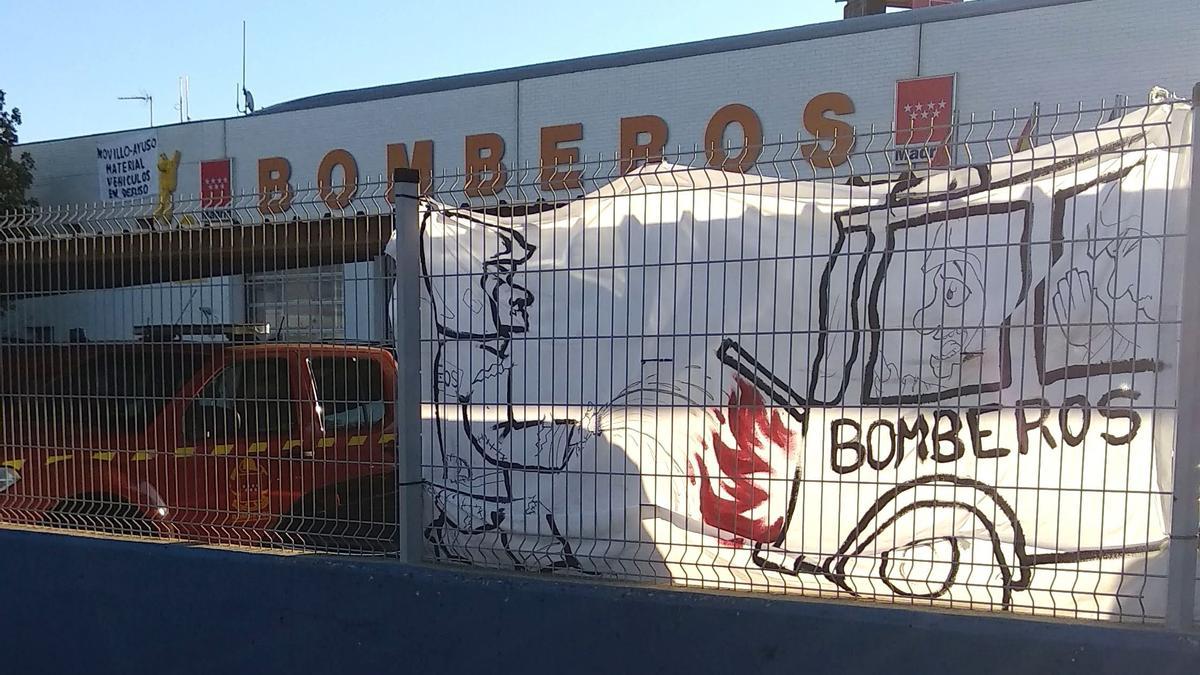 Pancartas reivindicativas en el Parque de Bomberos.