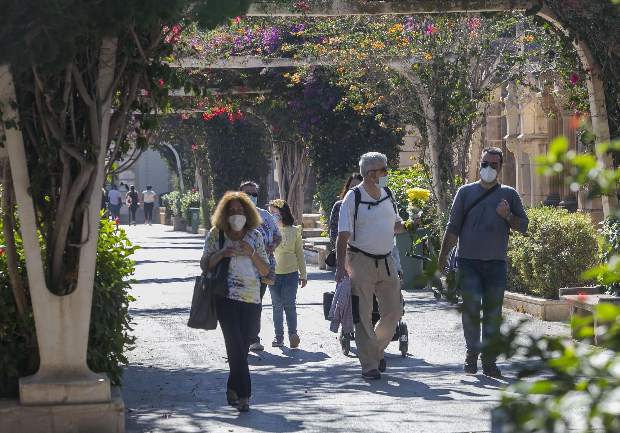 Día de Todos los Santos bajo mínimos de afluencia en el cementerio de Alicante