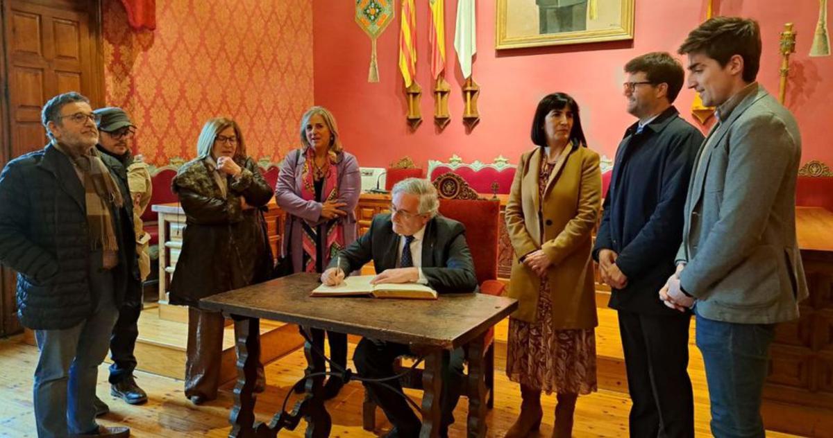 El consejero Joaquín Olona firma en el Libro de Oro de la ciudad. | SERVICIO ESPECIAL