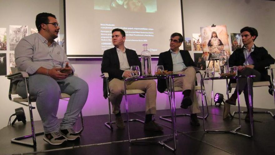 Un momento de la mesa redonda de jóvenes cofrades.