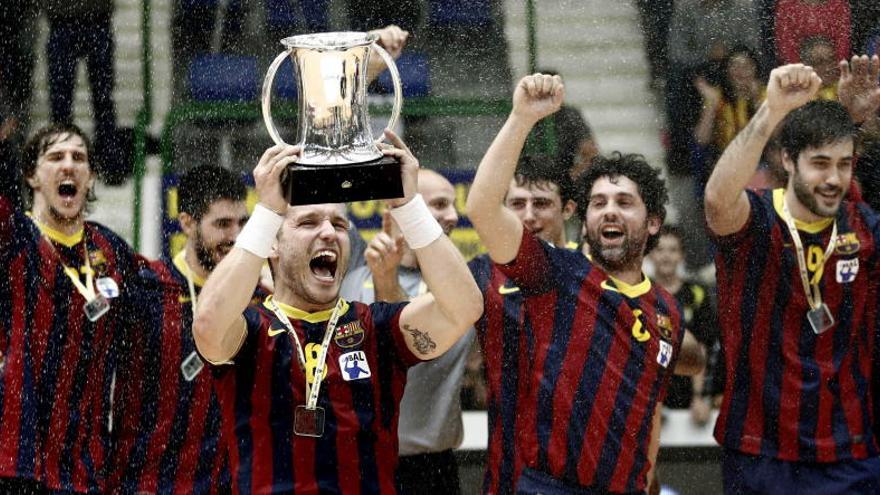 Los jugadores del Barça levantan la Copa del Rey.