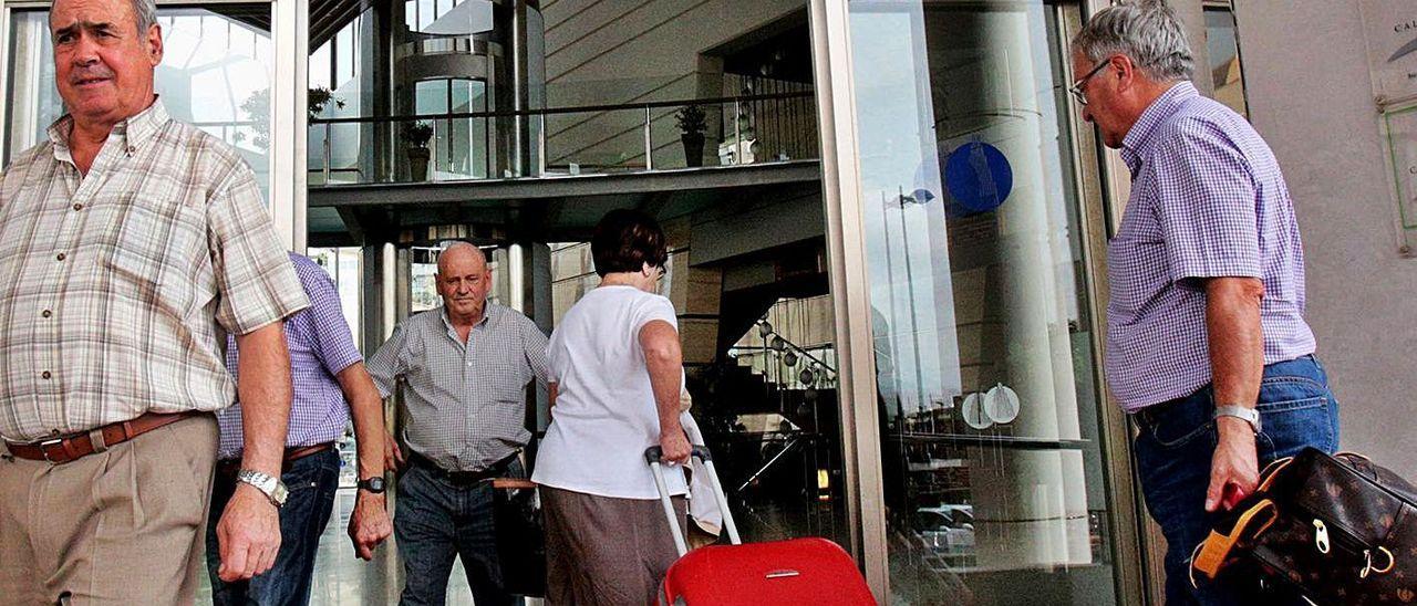 Turistas jubilados del Imserso entrando a un hotel de Benidorm, en una imagen de archivo.