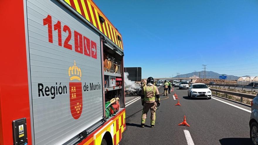 Un coche se incendia en plena autovía A-7