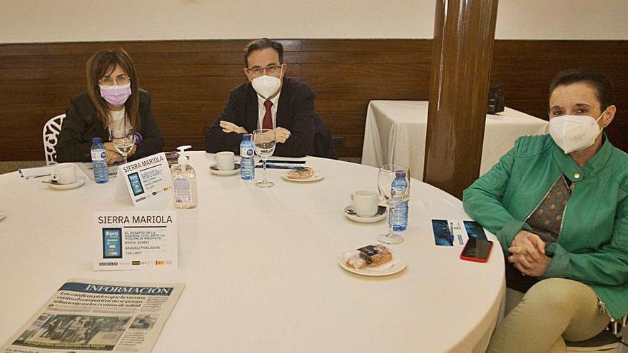 Modes Salazar Agulló, jefa de la Unidad contra la Violencia sobre la Mujer de la Subdelegación del Gobierno; José Antonio Cuadros Gallego, secretario general de la Subdelegación del Gobierno y Antonia Serna Serrano, diputada a Cortes Valencianas.