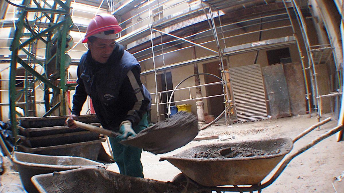 Un obrero trabaja en la rehabilitación de una vivienda.