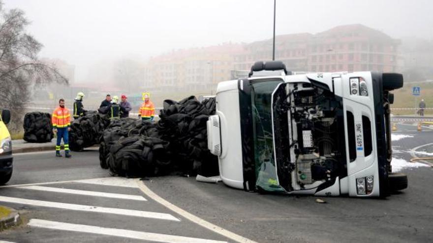 Vuelca un camión en la entrada de Lalín