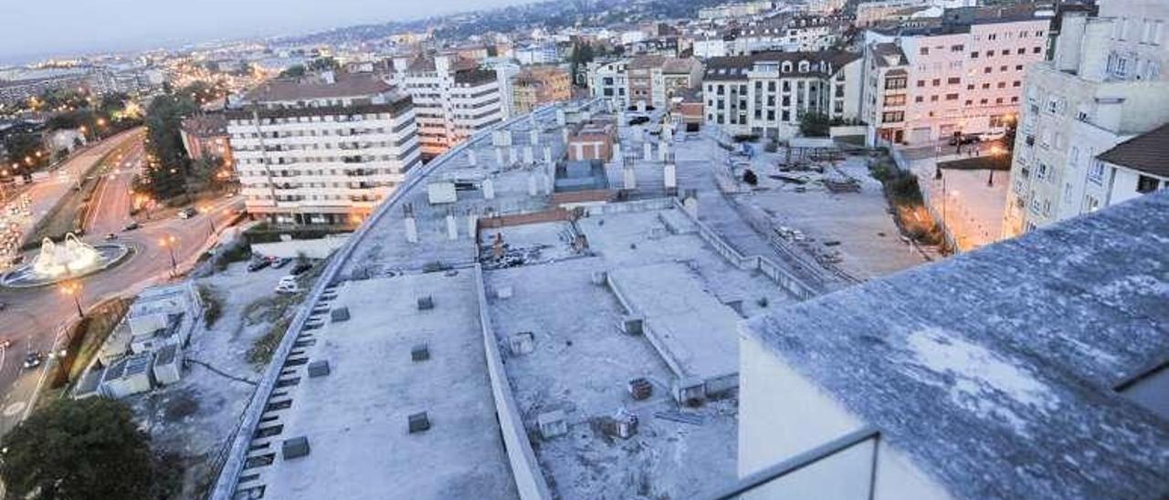 En la imagen superior, la parcela en la que está prevista la construcción del hotel y las torres para los equipamientos sociosanitarios. Sobre estas líneas, el aspecto actual del complejo.