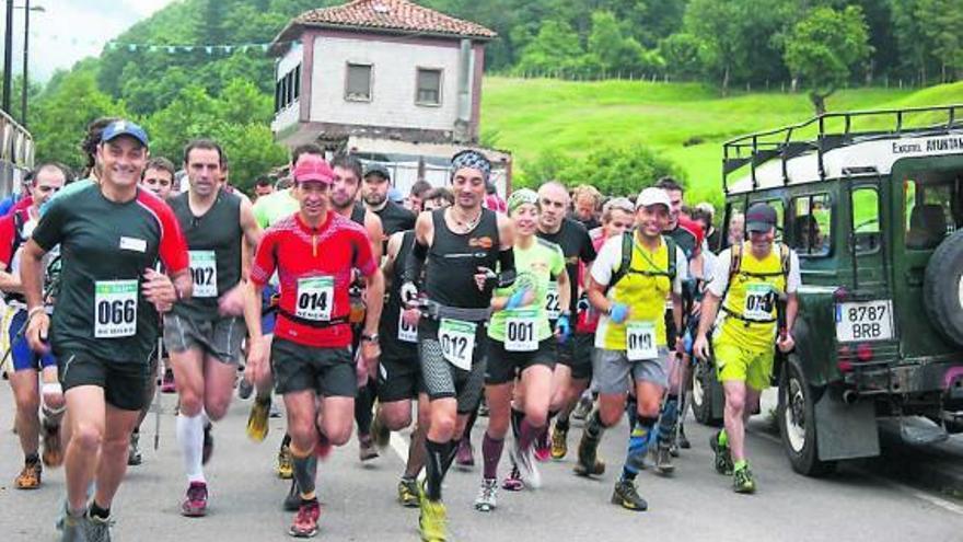 Los participantes en la carrera de Nembra toman la salida.