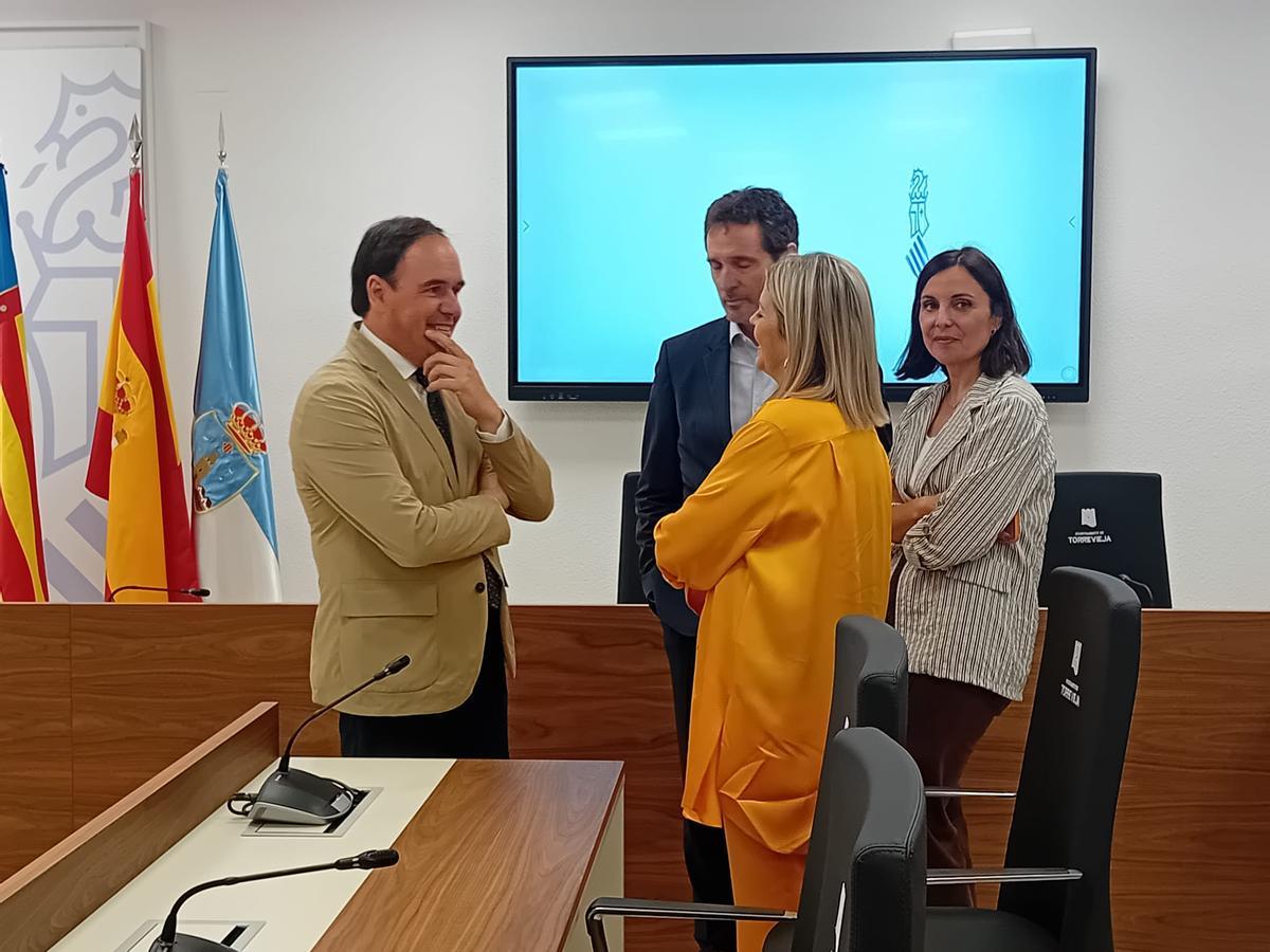 El presidente de la Generalitat, Juanfran Pérez LLorca, junto a la consellera de Educación en Torrevieja este viernes
