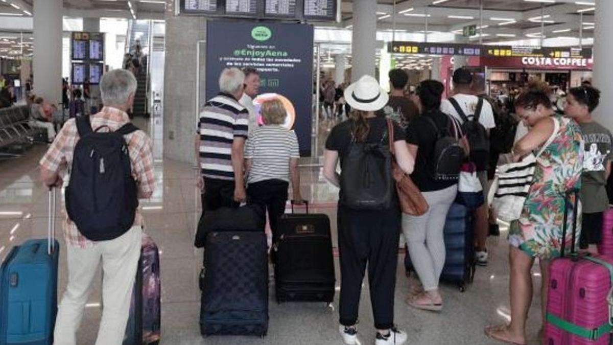 Pasajeros en el área de Salidas en el aeropuerto de Palma.