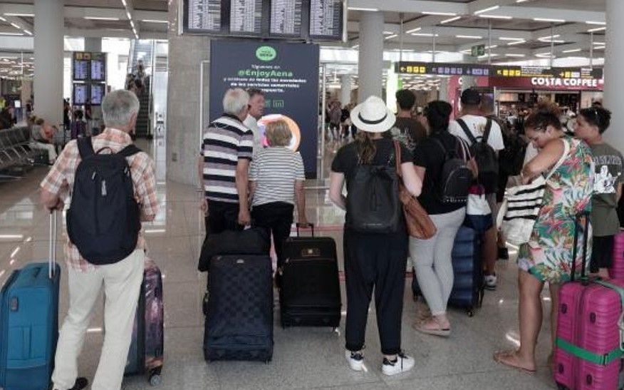 Pasajeros en el área de Salidas en el aeropuerto de Palma.