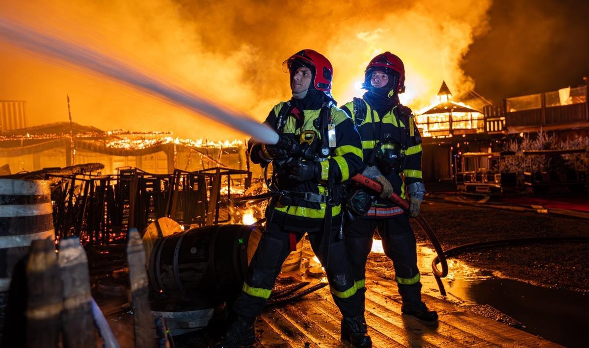Els bombers francesos treballant per apagar el foc.