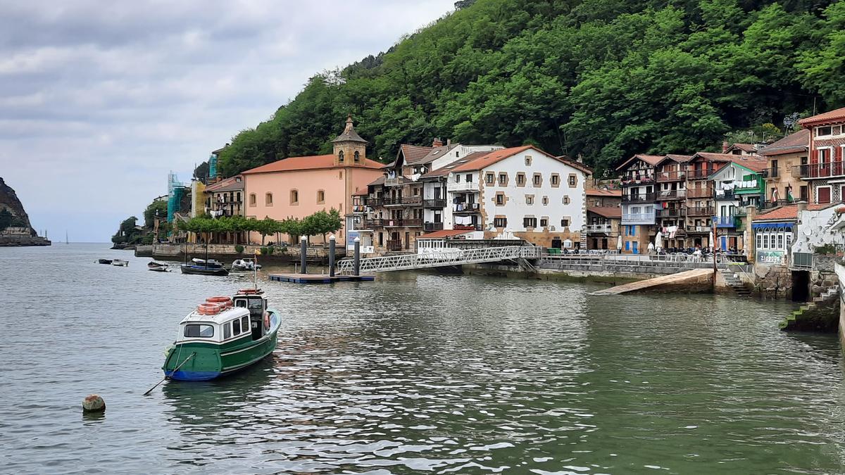 Pasaia ubícase na provincia de Guipuzkoa, preto da fronteira con Francia, e nela vivíu o escritor Víctor Hugo.