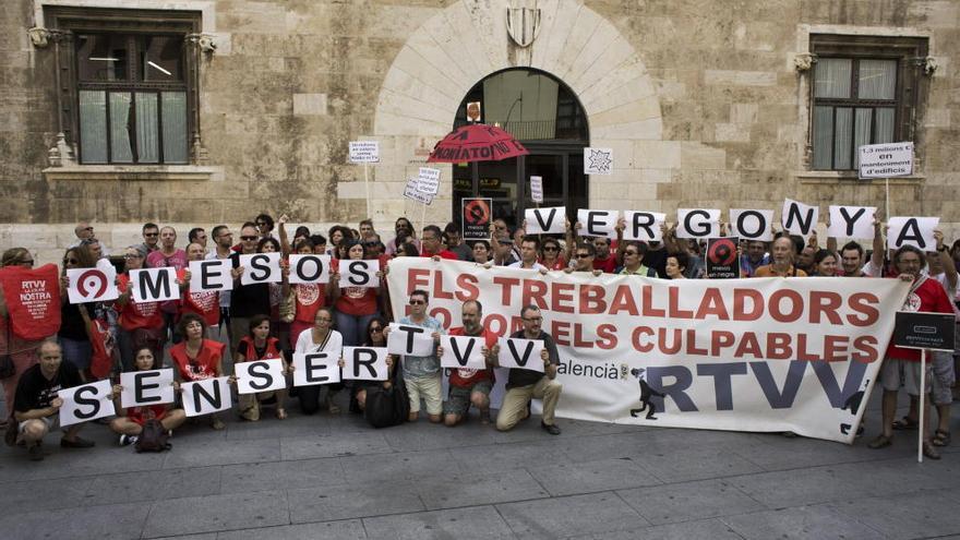 Extrabajadores de RTVV han protestado frente al Palau de la Generalitat, cuando se cumplen nueves meses desde que se cerró el ente.