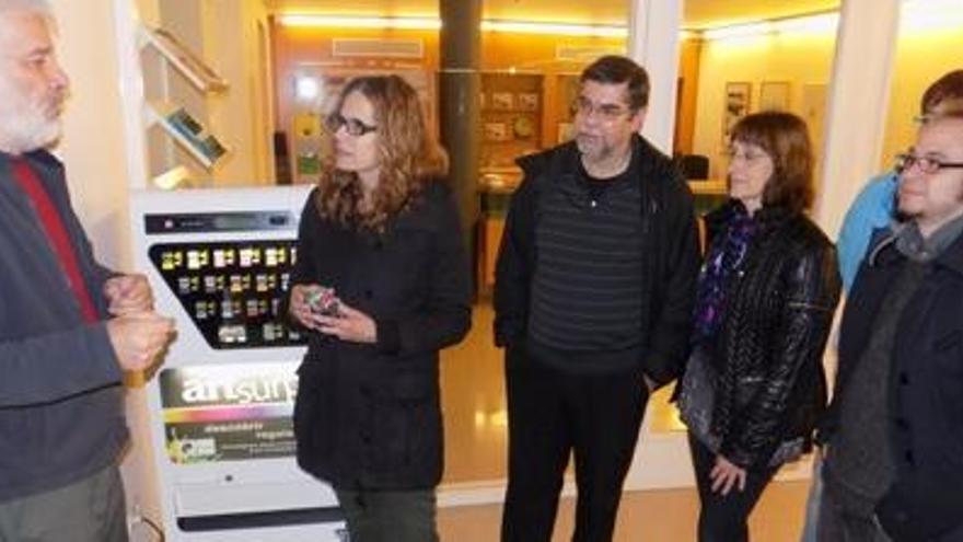 El Casino de Manresa ja té la màquina expenedora que ven 300 peces d&#039;art contemporani