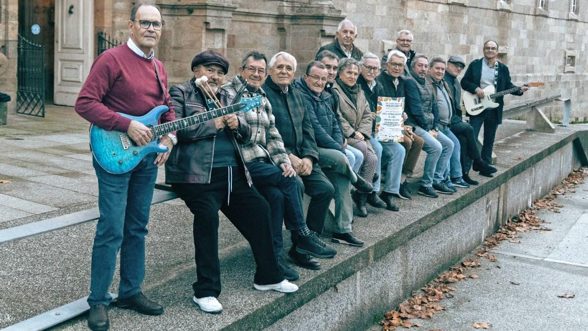 Parte del grupo de protagonistas del Concerto Solidario junto a representantes de la asociación compostelana Itínera.
