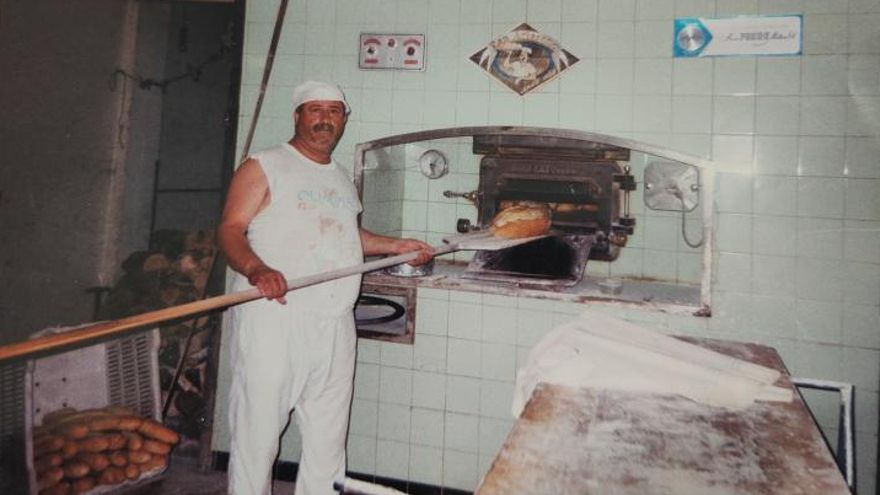 Manuel González Chiné, en el horno en los años 90.   | FDV