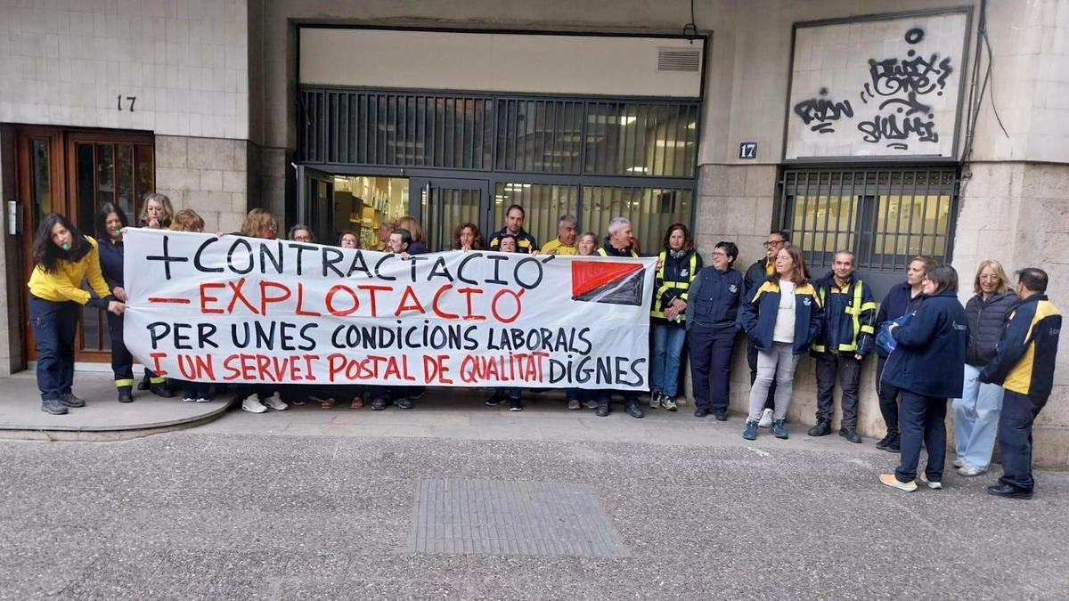 Els treballadors de Correus que s'han concentrat aquest dijous a la seu de Girona