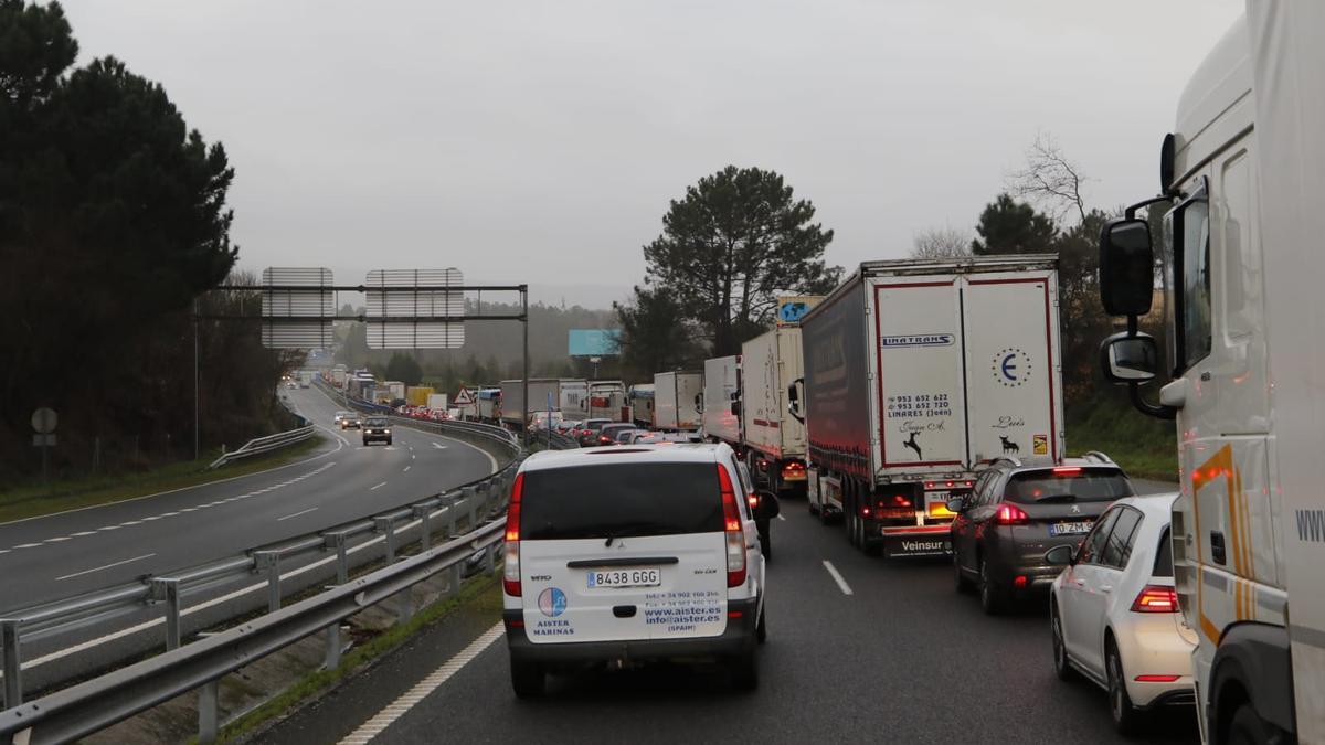 El cierre de la frontera con Portugal está provocando retenciones en Tui.