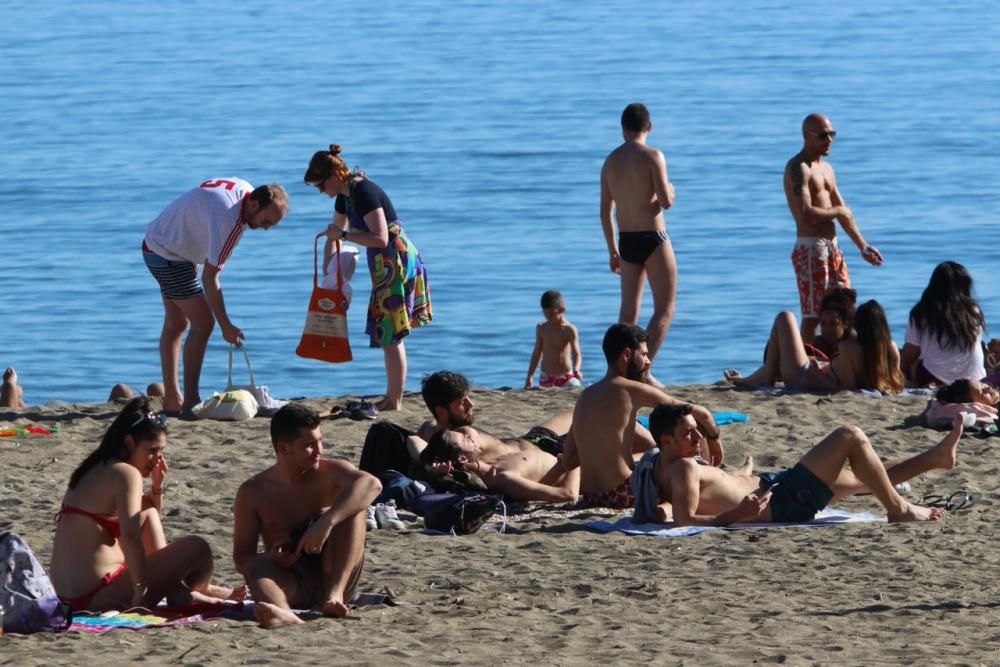 La subida de las temperaturas de los últimos días, que tendrá el sábado sus máximas, ha llevado a muchos malagueños a las playas de la capital.