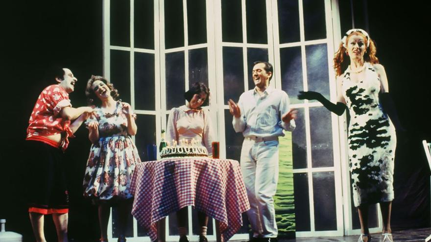 Teatro do Noroeste (con dirección de Eduardo Alonso) nunha representación de Unha rosa é unha rosa (1997). | FOTO: ARQUIVO