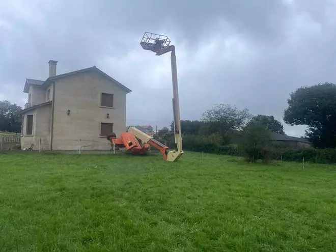 Muere un operario en Lalín tras precipitarse desde una grúa