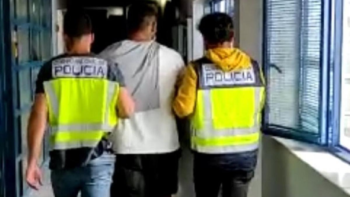 Los agentes de la Policía Nacional, con el detenido.
