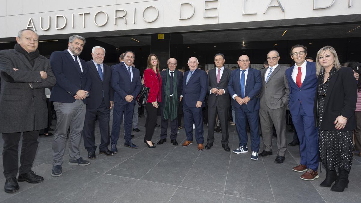 Ismael Sáez, secretario general de UGT-PV; Pablo de Gracia, de la Cámara de Alcoy; Salvador Pérez, de Cedelco; Francisco Domene, de la Asociación de Empresarios de Aspe; Esther Guilabert, secretaria general de CEV; el hotelero Toni Mayor; el presidente de CEV Alicante, Joaquín Pérez; el presidente de CEV, Salvador Navarro; Pablo Serna, Abel García y Cristóbal Ruiz, de TM; y María Pomares, redactora jefa de Política y Economía de INFORMACIÓN.