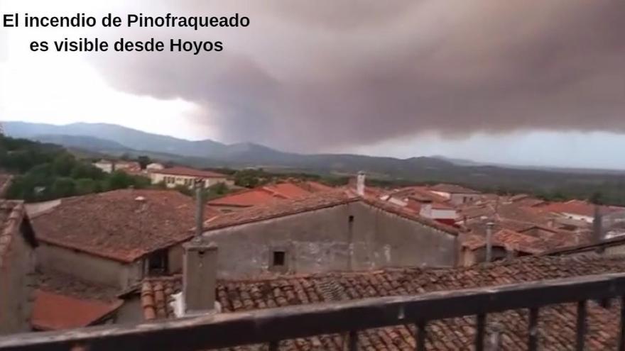 El incendio de Pinofranqueado se ve desde Hoyos