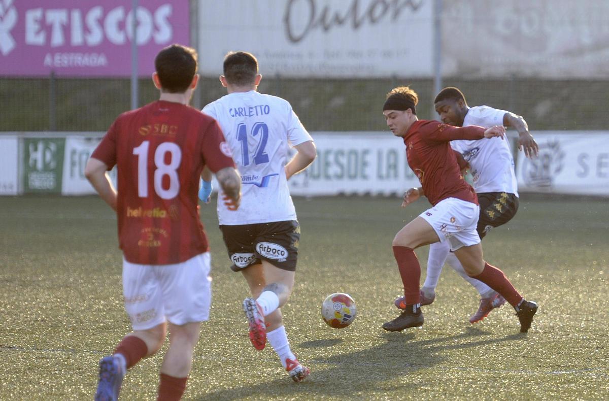 Edu, en una acción del partido de ayer.