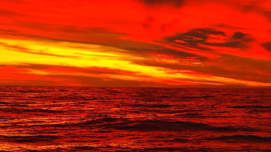 Cautivador atardecer en el remoto caladero de Malvinas
