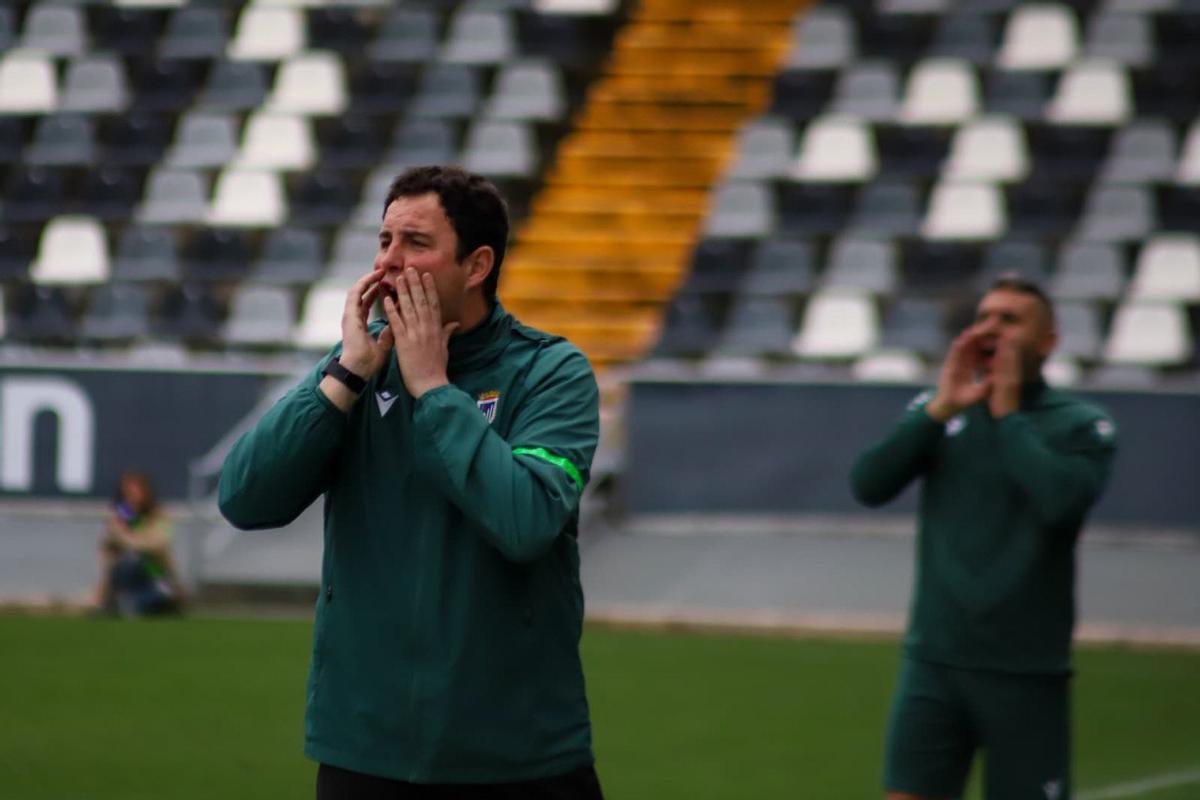 Ávila da indicaciones a sus jugadores en el choque ante el Villafranca.