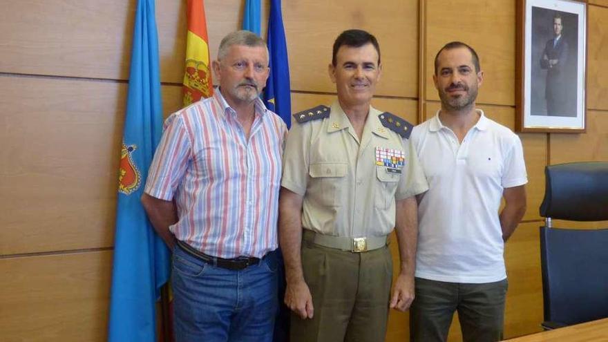 El edil de Foro José Manuel Miranda, Raimundo Rodríguez y Ángel García, ayer, en la Pola.