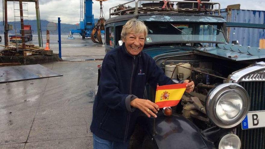 Heidi Hetzer en el puerto de Vigo con su coche, un Hudson de 1930, con el que recorre el mundo.