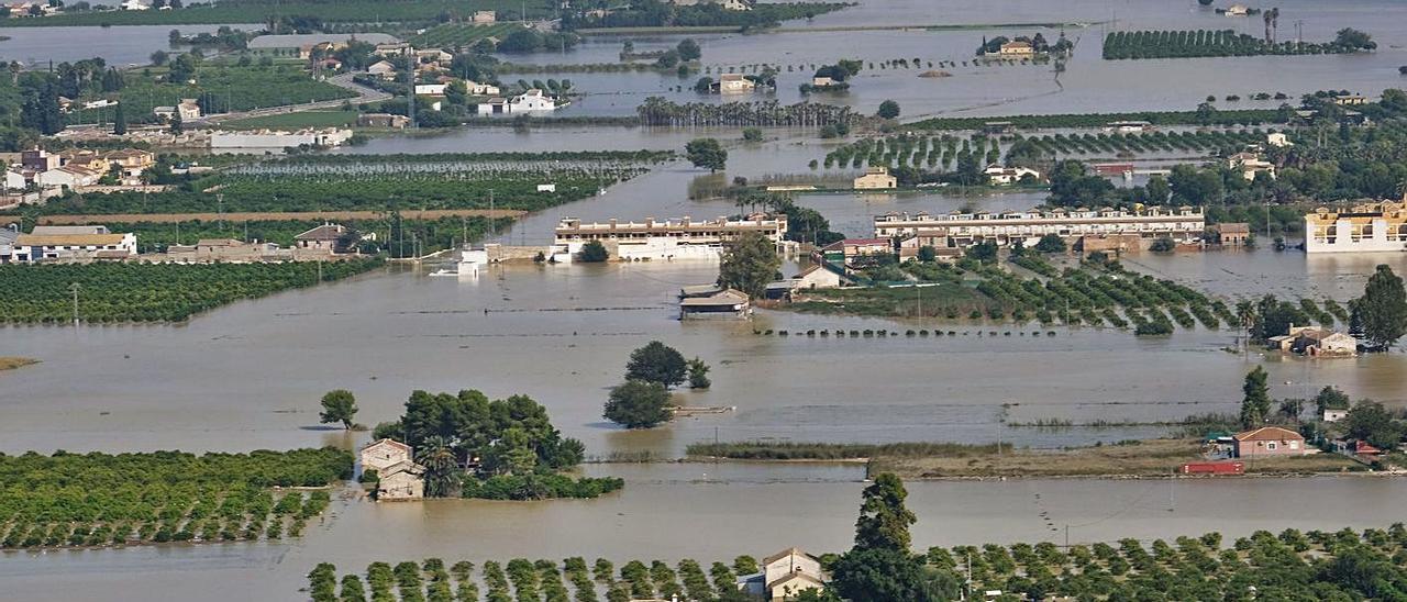 Llanura de la huerta del Bajo Segura anegada por las aguas en septiembre de 2019. | ÁXEL ÁLVAREZ