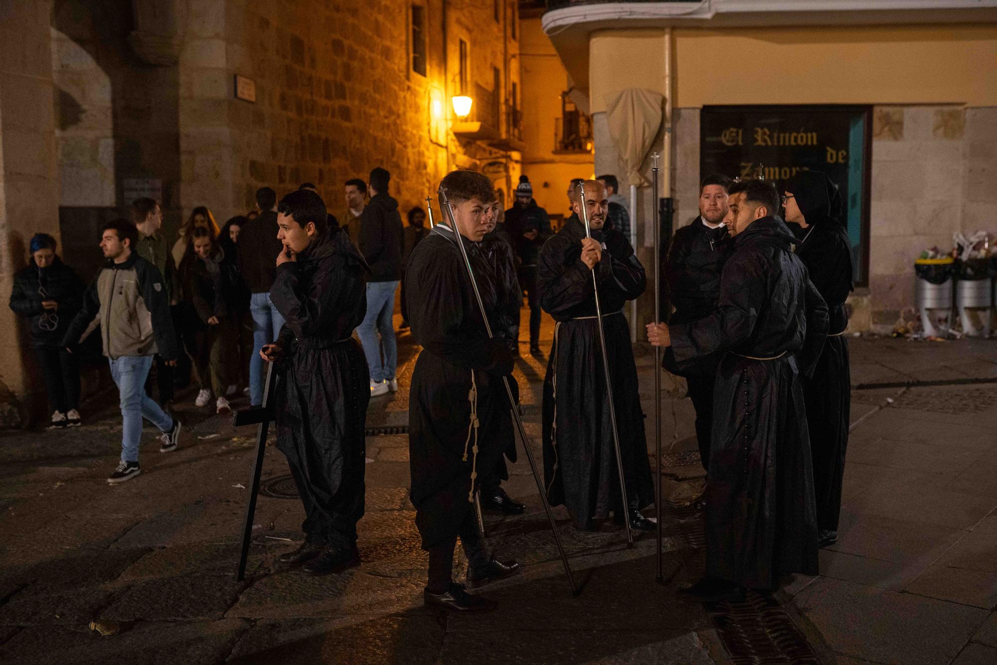 GALERÍA | La salida de Jesús Nazareno y las tradicionales sopas de ajo, en imágenes