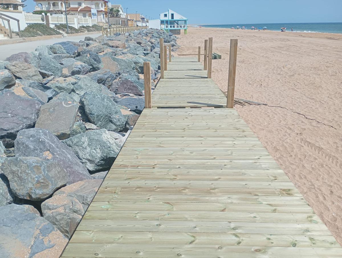 Nuevas rampas accesibles y escaleras en el paseo marítimo de Matalascañas. Nuevas rampas accesibles y escaleras en el paseo marítimo de Matalascañas.