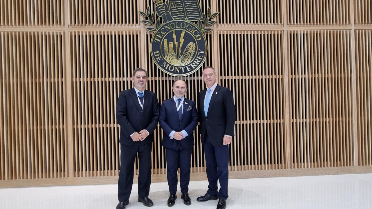 Ignacio Villaverde, entre los vicerrectores del Instituto Tecnológico de Monterrey, José Manuel Páez Borrallo e Ignacio de la Vega, tras la firma del convenio entre las dos universidades el año pasado.