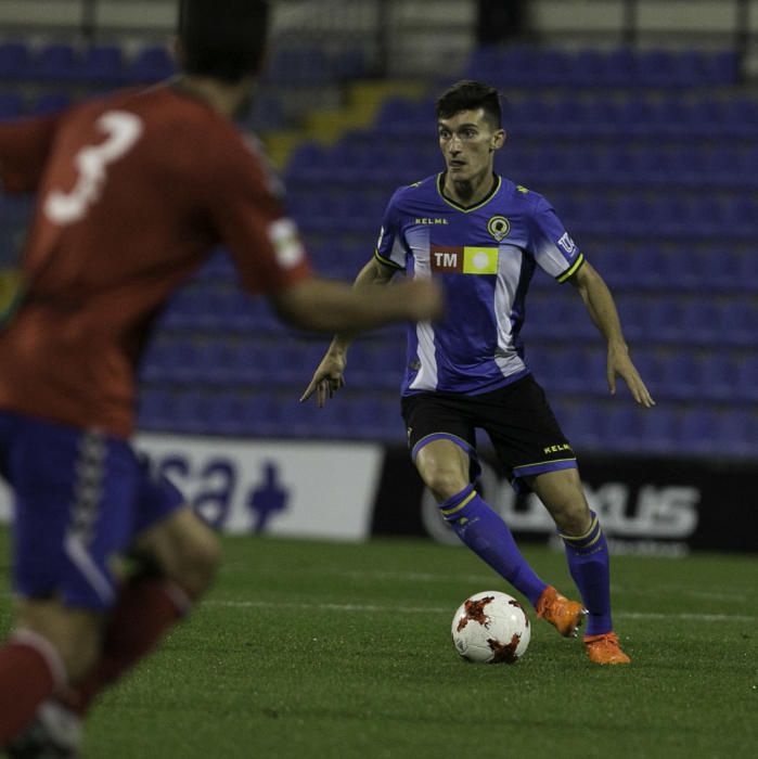 Dos errores del meta gaditano condenan al Hércules en su mejor partido de la temporada.