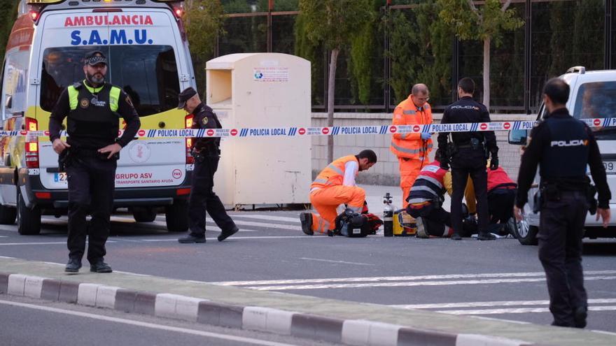 El SAMU tratando de reanimar al hombre que ha matado a su pareja sentimental en un colegio de Elda. Foto:  Áxel Álvarez